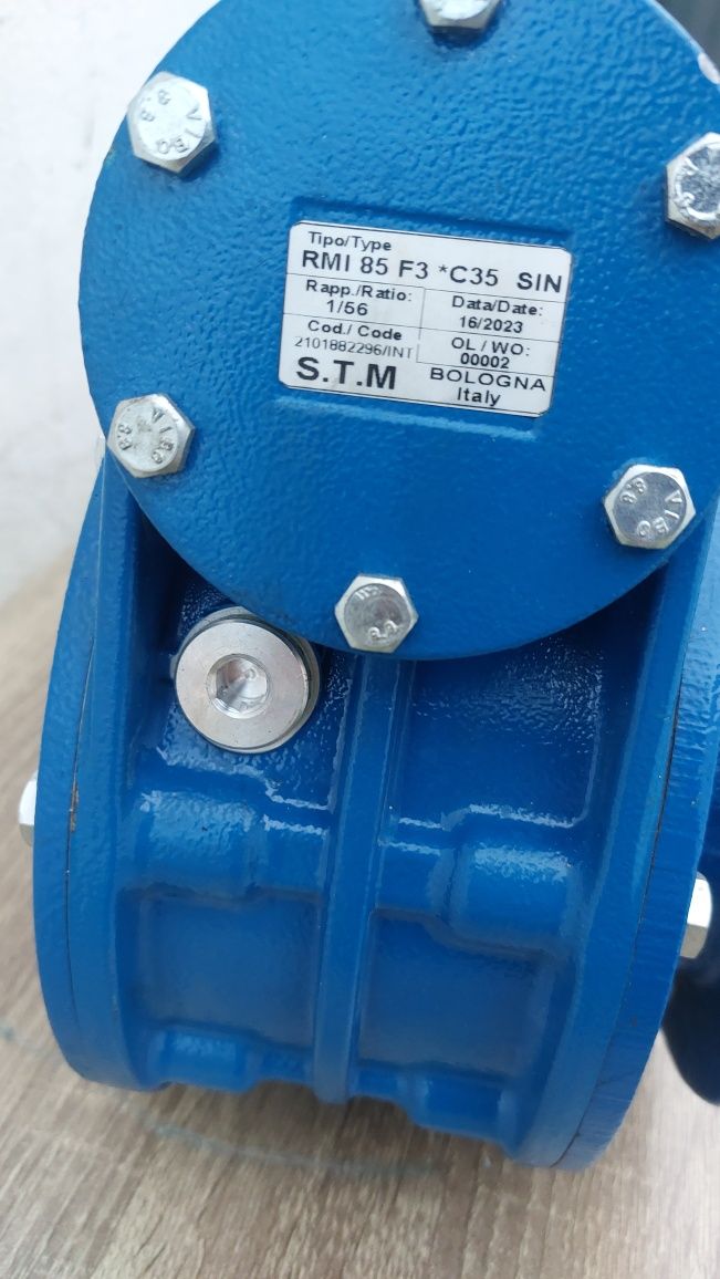 Motor Novo com redutor 35 voltas minuto trifásico