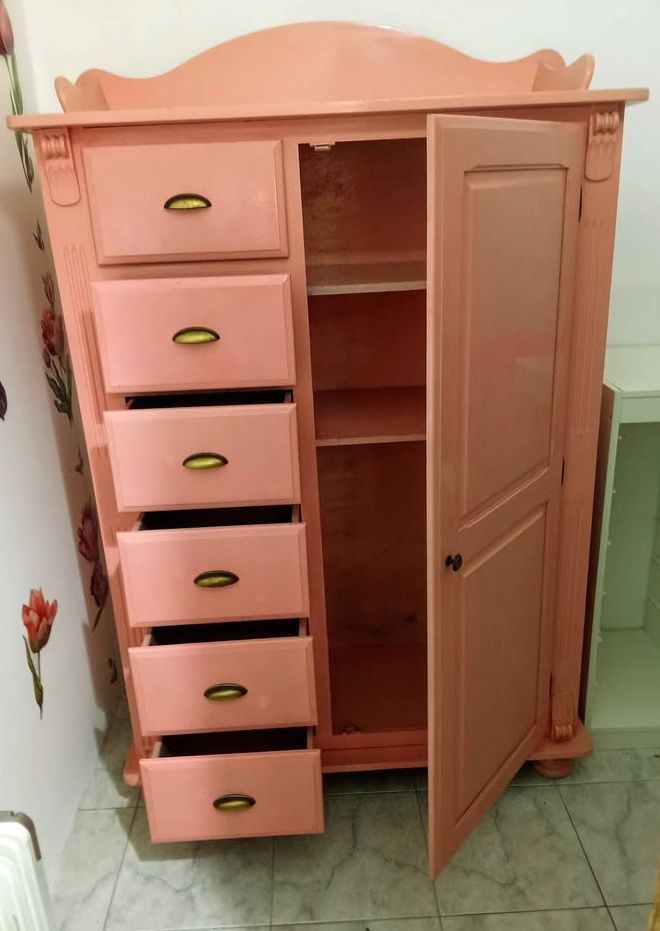 PENDENTE: Móvel antigo, de cor rosa, em madeira maciça.