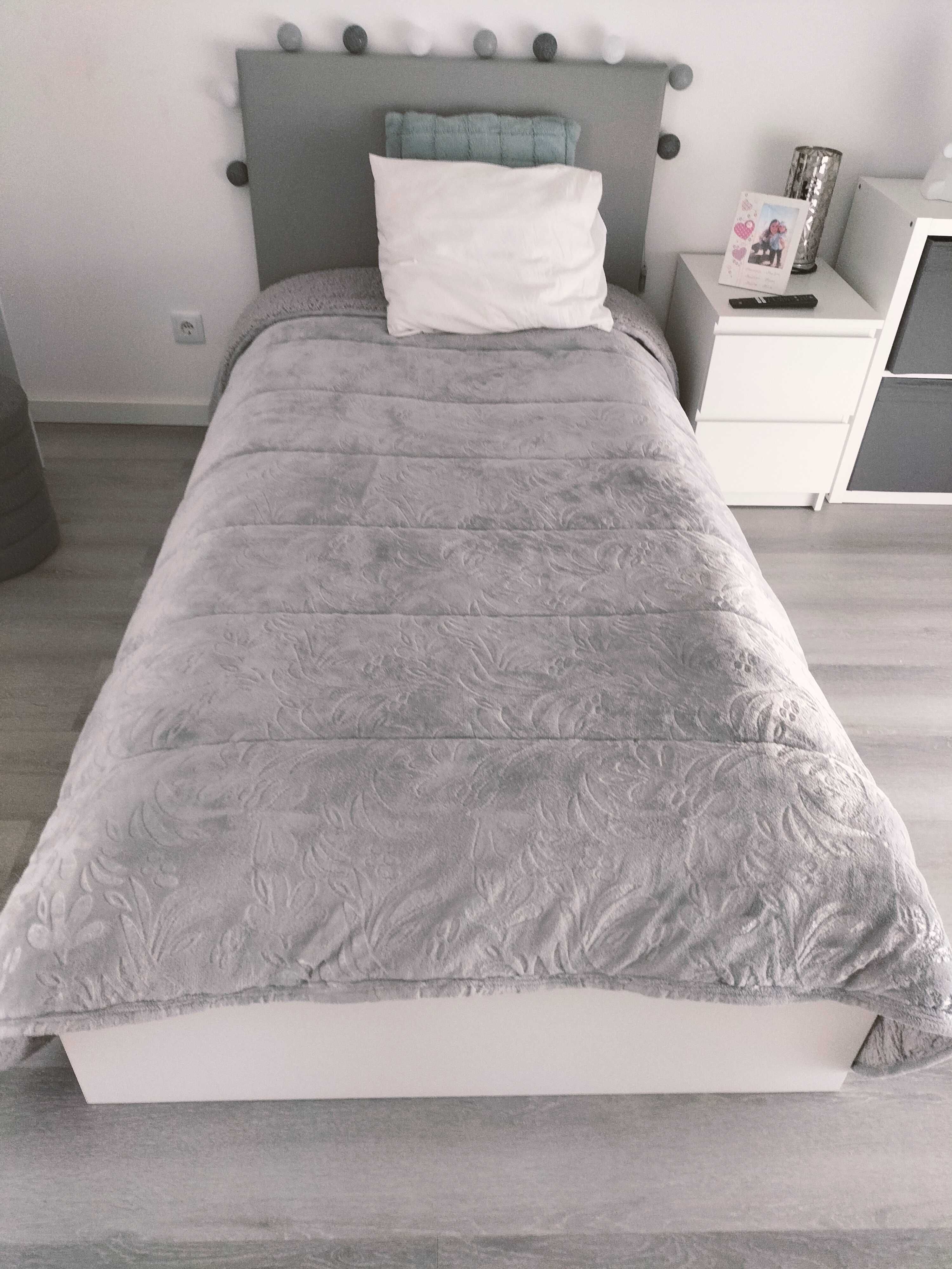 cama solteiro + colchão + mesa de cabeceira