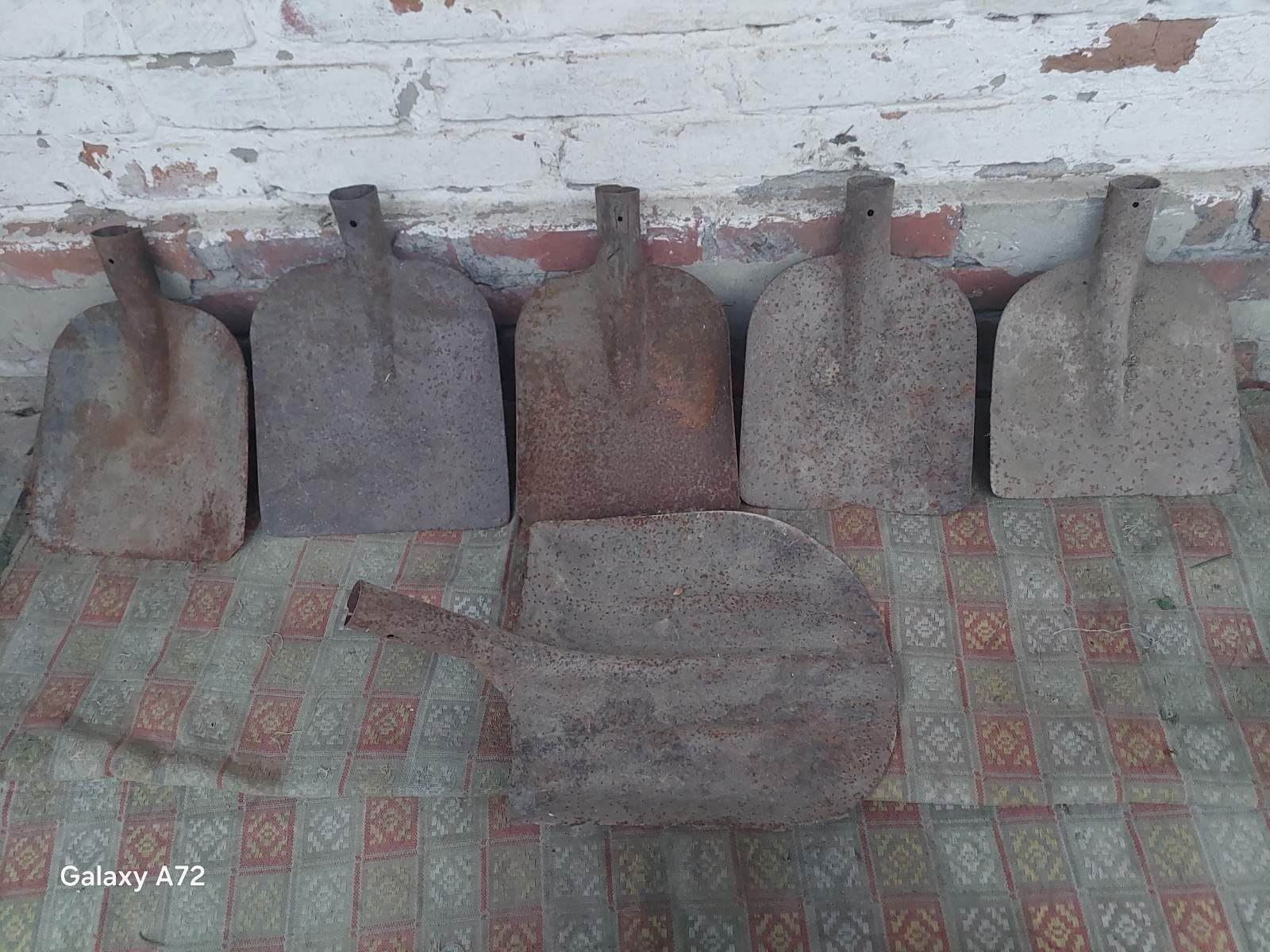 Продам б/у в гарному стані лопати вила,граблі,коси ручні