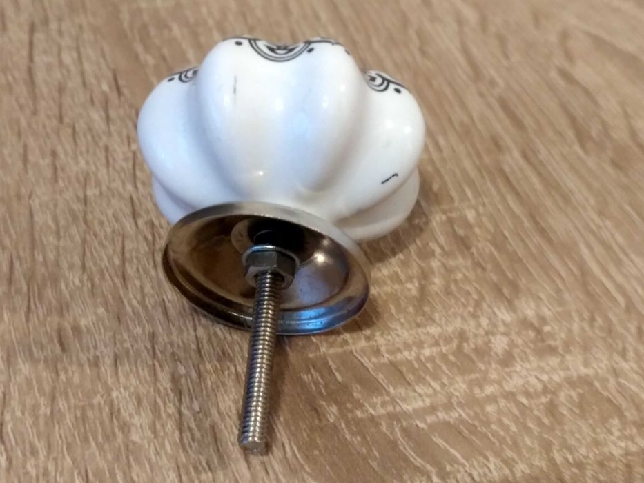 Jasna gałka z czarnym wzorem.Ceramiczny dla Szuflad