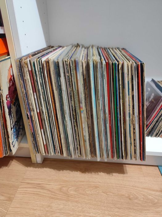 Discos de vinil disponíveis para venda.
