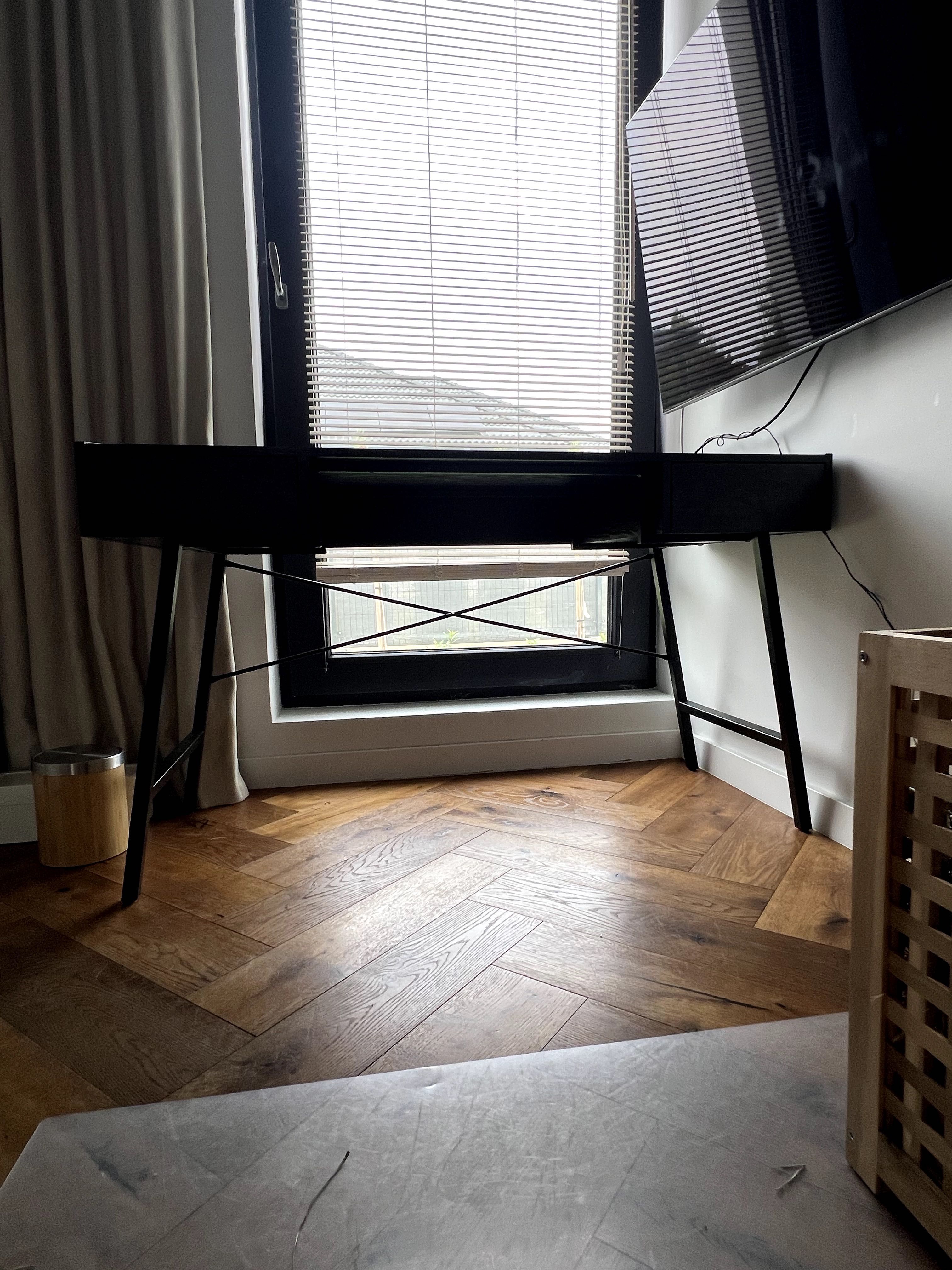 Minimalistyczne,  designerskie, czarne biurko z szufladami