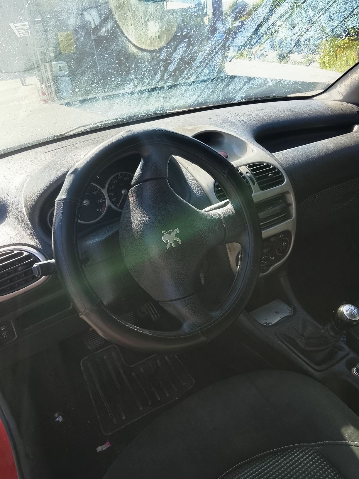 Peugeot 206 1.1 com 260 muito bom