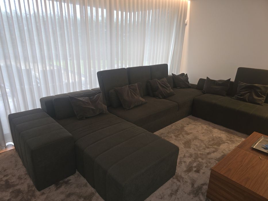 Sofa de sala em tom verde musgo