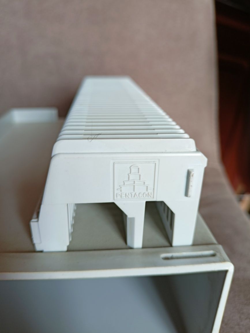 Magazynki do rzutnika, projektora, pudełko z magazynkami na slajdy