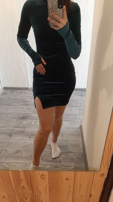 Велюрова сукня з розрізами для пальчиків