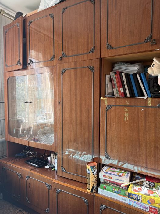 Шкаф, сервант отдам бесплатно