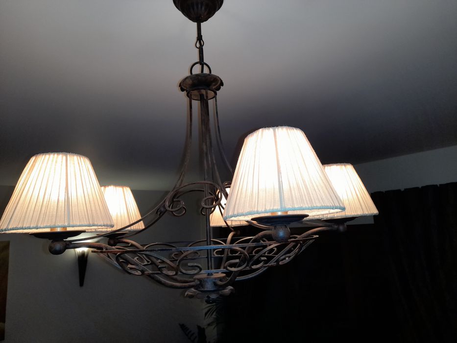 Candeeiro de sala com  abajour  em bejense.