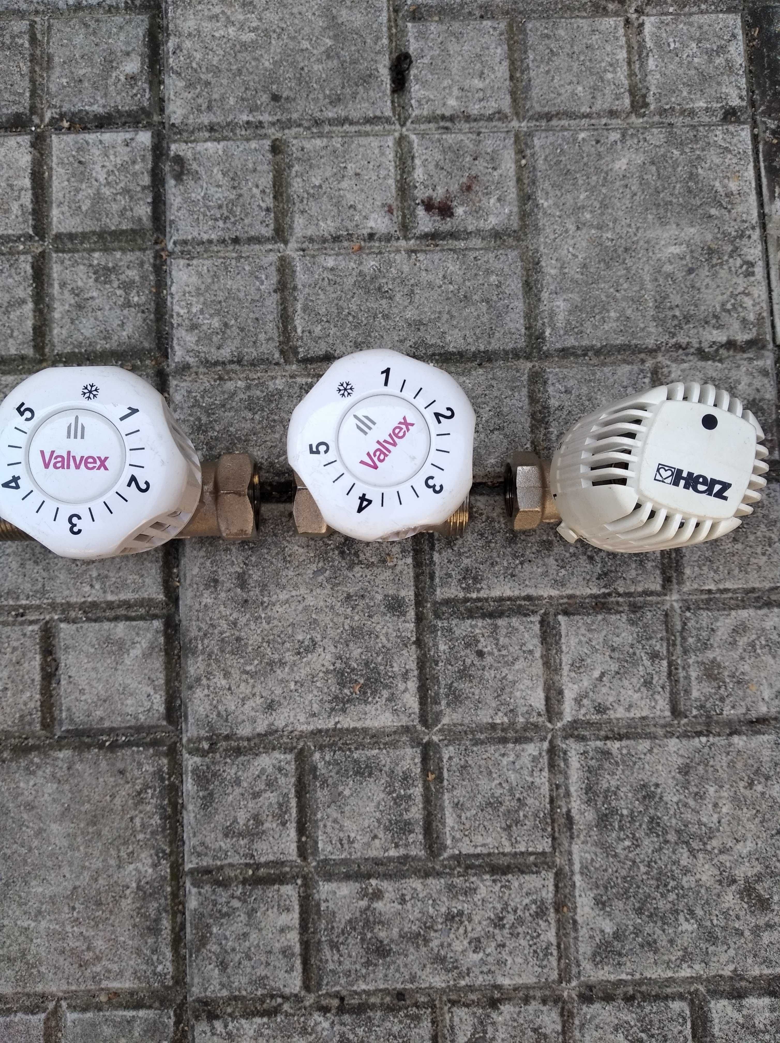 Zawory do grzejników CO termostatyczne 3 sztuki