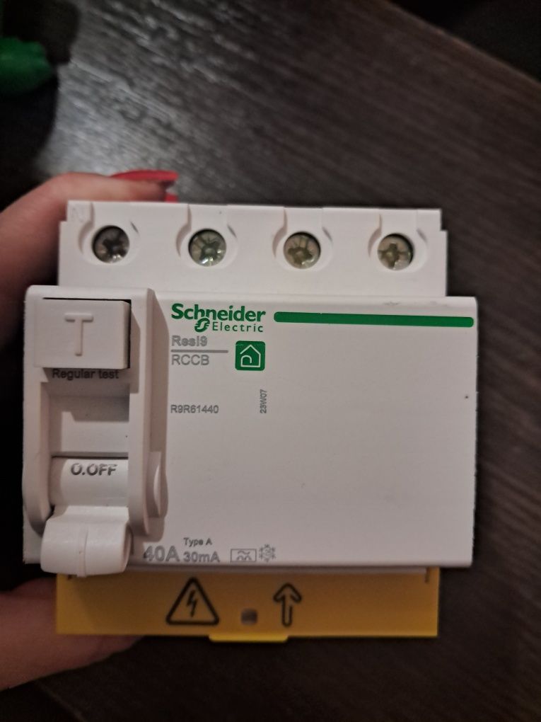Устройство защитного отключения 4P 40A 30mA АС Schneider