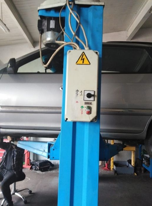 Podnosnik dwukolumnowy śrubowy