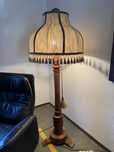 Stojąca drewniana lampa lata70. Vintage,