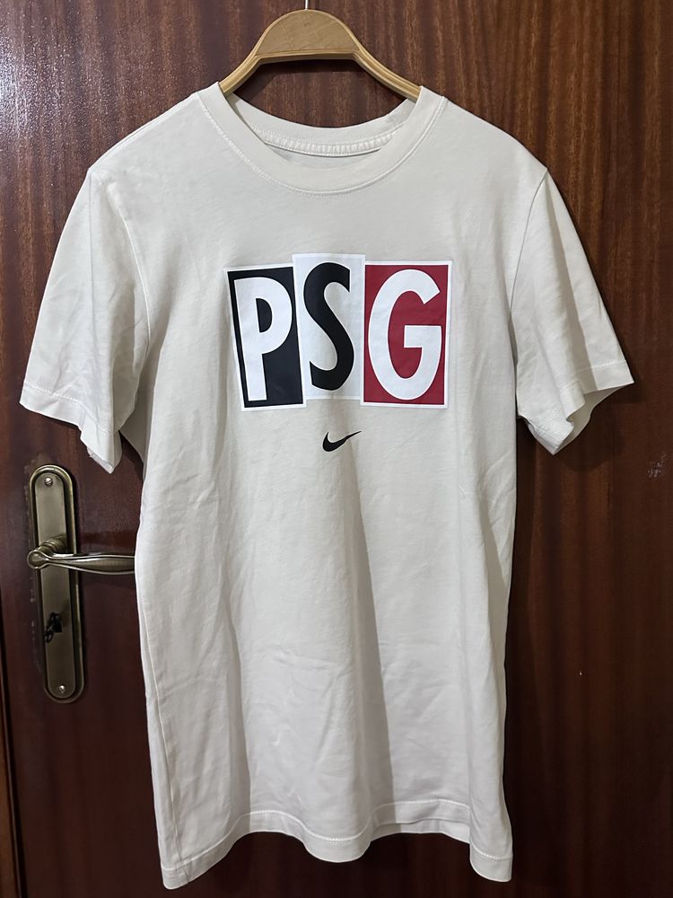 T shirt nova quase que nem usei
