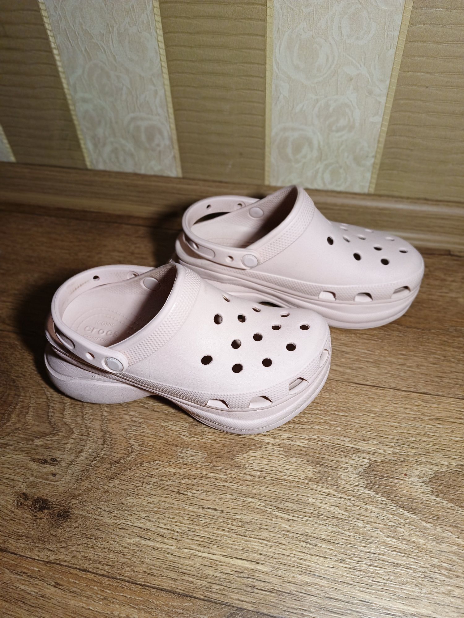 Crocs w7 на платформі