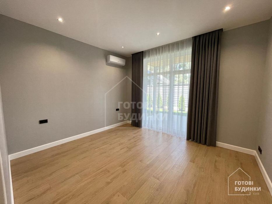 Сучасний будинок серед соснового лісу в КМ Нова Ходосівка