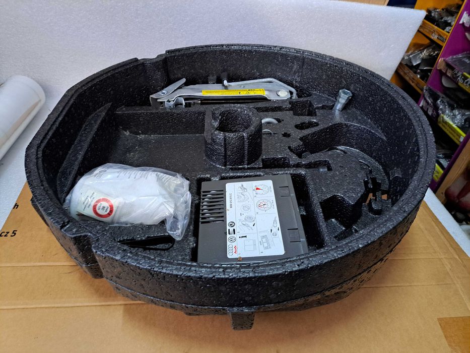 Zestaw naprawczy koła pompka klucz lewarek Audi A4 B6 Kombi kpl