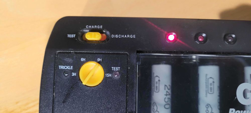 Carregador de Baterias GP GPPB320