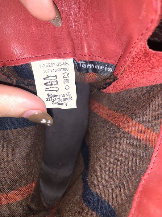 Червоні шкірані ботинки