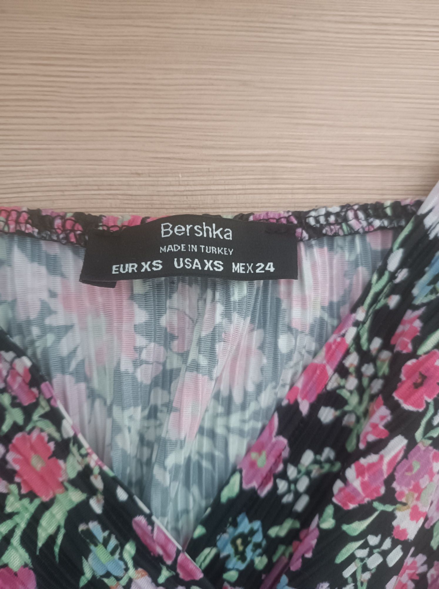 Letnia krótka sukienka firmy Bershka używana rozmiar XS /S