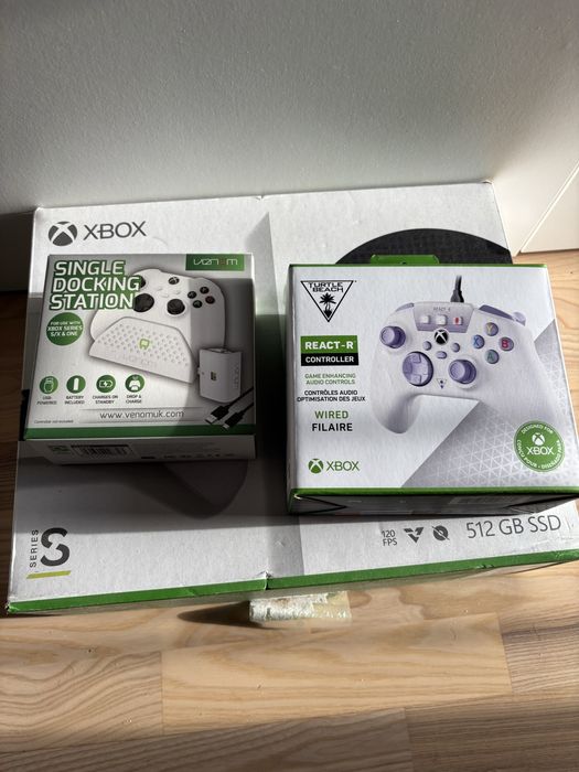 Xbox Series S + pad + stacja ladujaca z akumulatorem