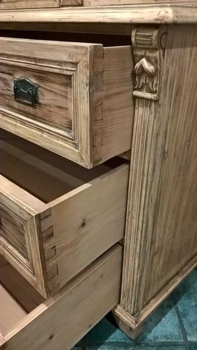 Kredens przedwojenny