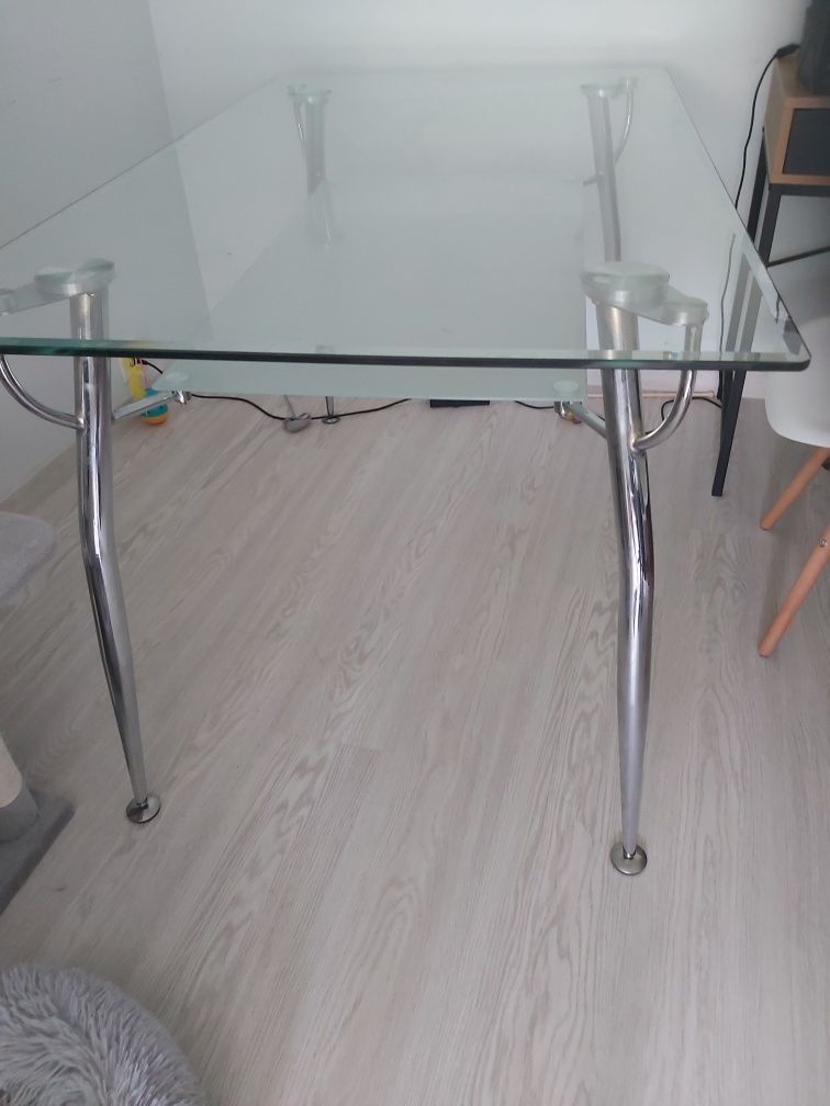 Stół szklany piękny i funkcjonalny