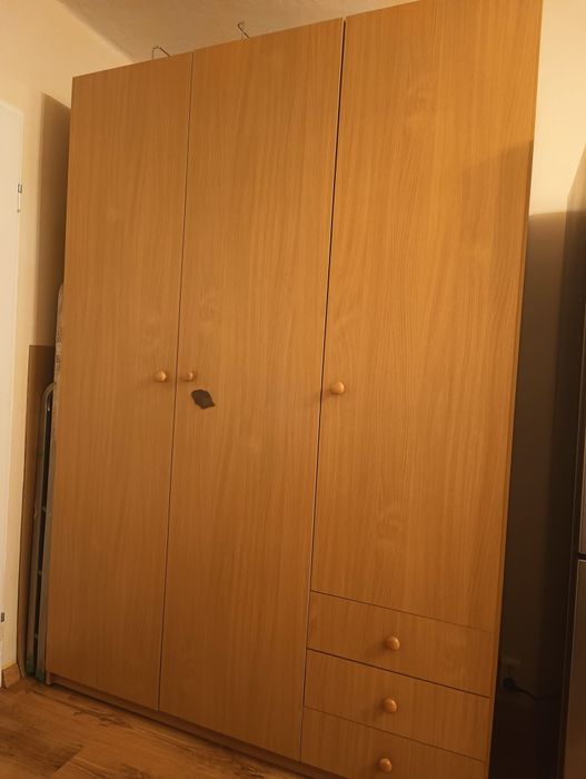 Szafa duża z trzema szufladami