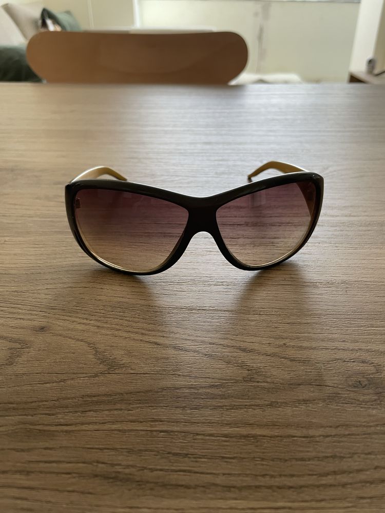 Oculos de sol, Just Cavali