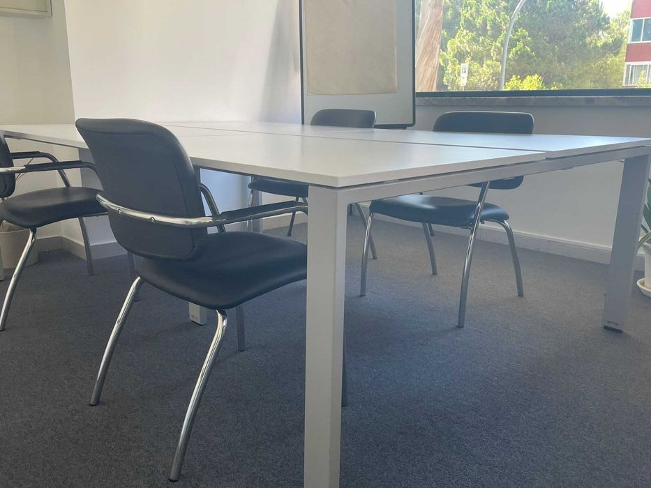 4 Secretárias em ilha Brancas pés metálicos