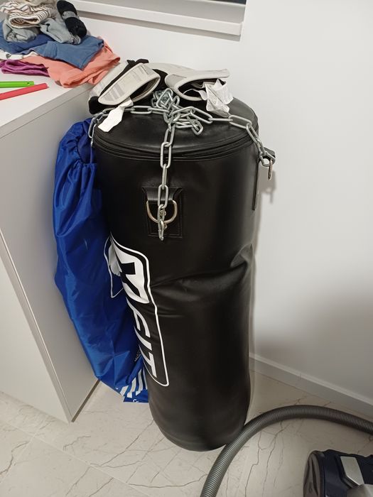 Saco de boxe + suporte + luvas