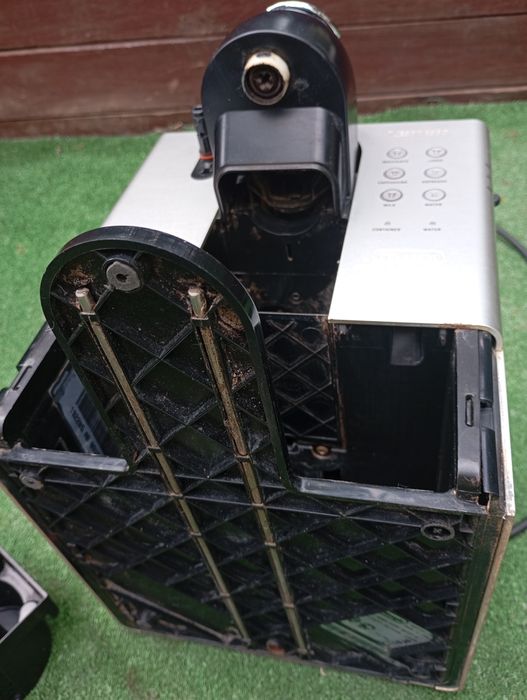 Ekspres kapsułkowy ciśnieniowy DeLonghi Nespresso EN 720.M 1300W