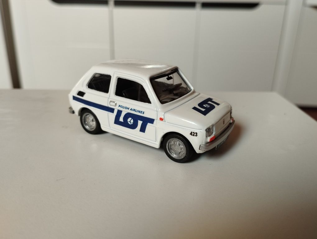 Samochód PRL model  Fiat 126p resorak PLL LOT lotniskowy samochód obsł