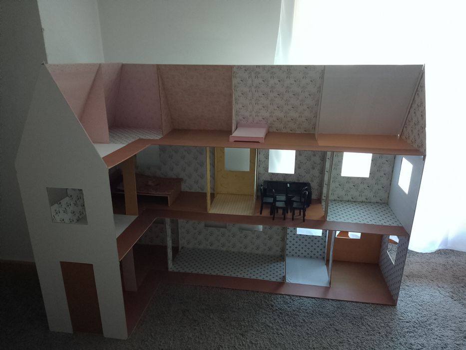 Duży domek dla lalek z płyty pilśniowej