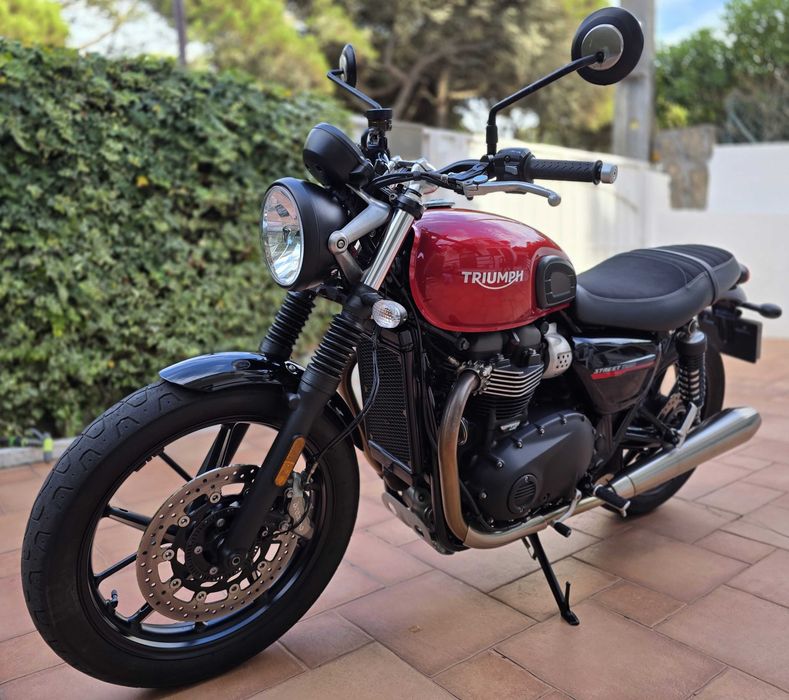 Triumph Bonneville Street Twin 900, em estado irrepreensível
