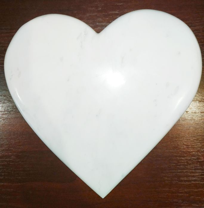 Подарунок велике серце з білого мармуру