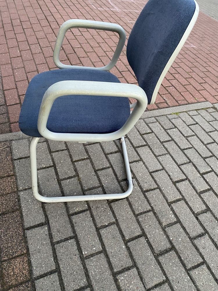 Solidne metalowe krzesło  z miękkim obiciem