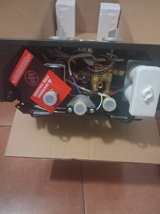 Camplux Gazowy Podgrzewacz Wody 6 Litrów butan/propan 12kW BW158BC