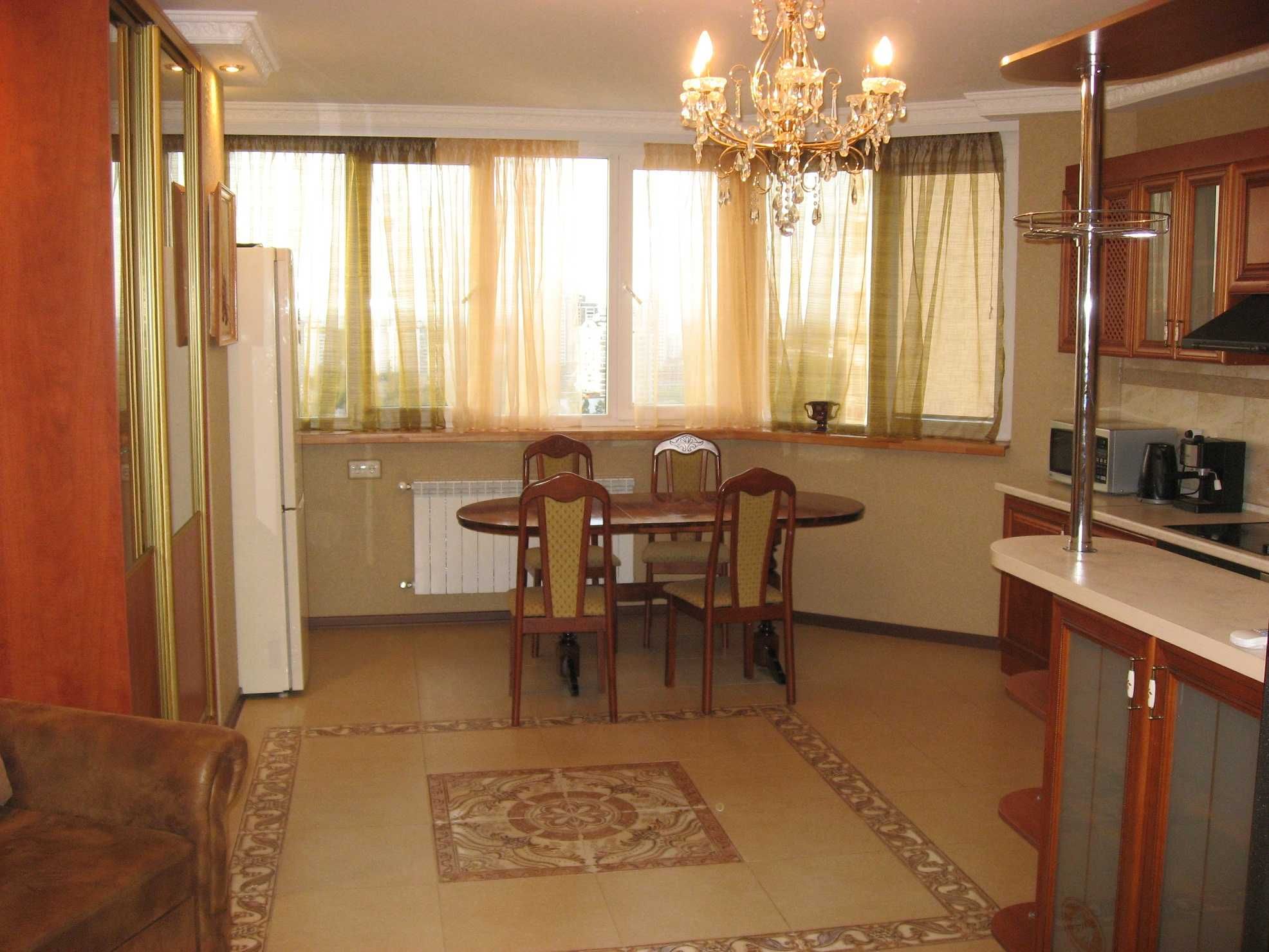 Продам 4 ком. квартиру ул. Гетьмана 1 Б метро Шулявская