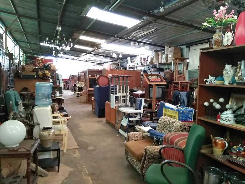 Venda de recheio de armazém de velharias e antiguidades, móveis