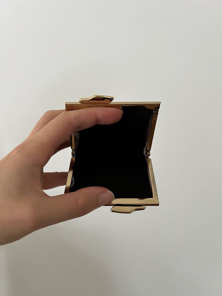 Porta-moedas castanho pequeno em pele