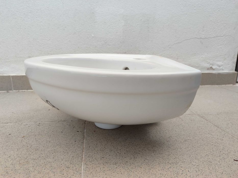 Lavatório de cerâmica branco / Ceramic Wash Basin White