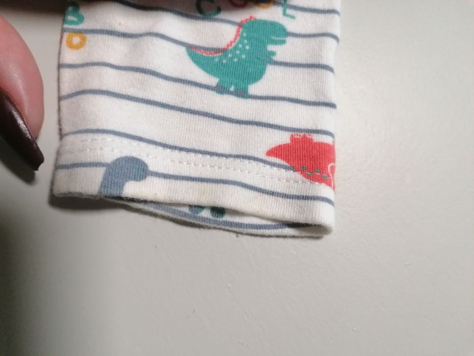 Pijama às Riscas com Dinossauros de Bebé