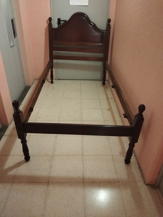 Cama solteiro em madeira