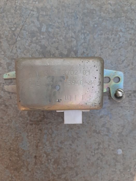 Рамка заднего стекла УАЗ-469, реле регулятор, датчик включения .