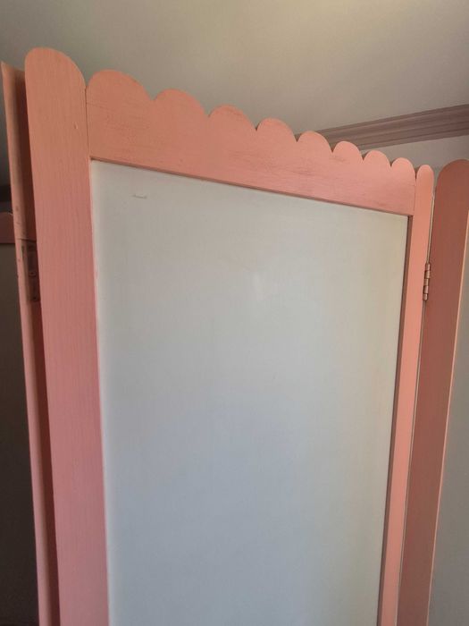 Biombo de separação em madeira branco com detalhes em rosa
