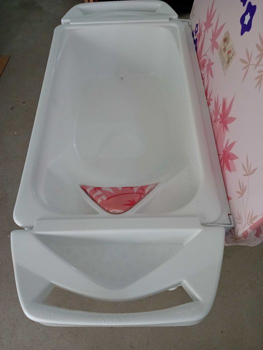 Muda fraldas com banheira