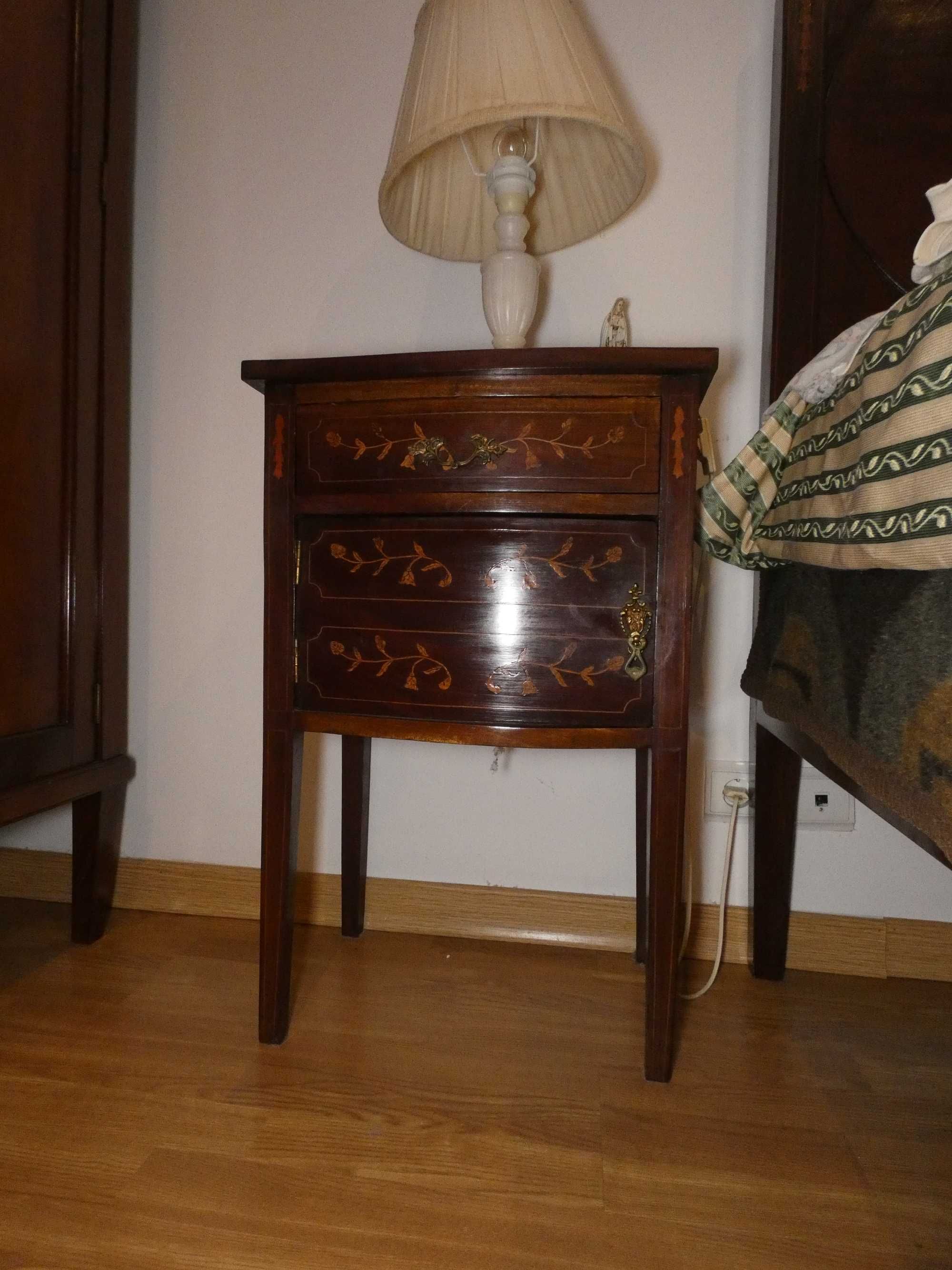 Cama de casal vintage restaurada com colchão e 2 mesas de cabeceira