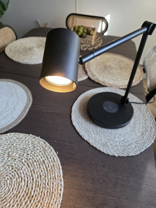 Lampa biurkowa IKEA nymåne z ładowarką indukcyjną i usb c