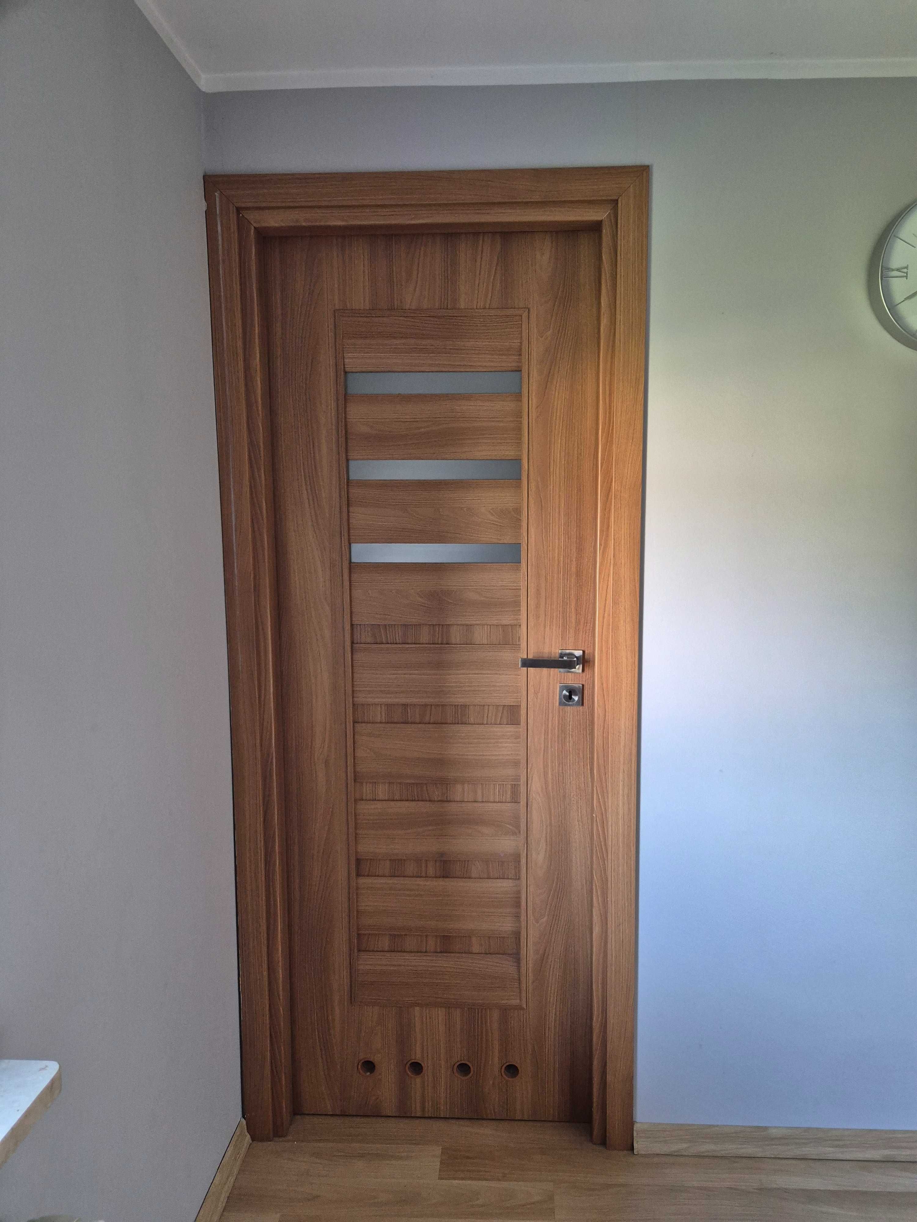 Drzwi 80 i 70 cm z ościeżnicami i klamkami prawe i lewe